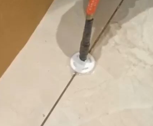 宾阳瓷砖空鼓维修公司专业解答瓷砖在铺贴过程中，如果没有涂抹均匀到位的粘结材料（如水泥砂浆或瓷砖胶），可能会导致以下问题