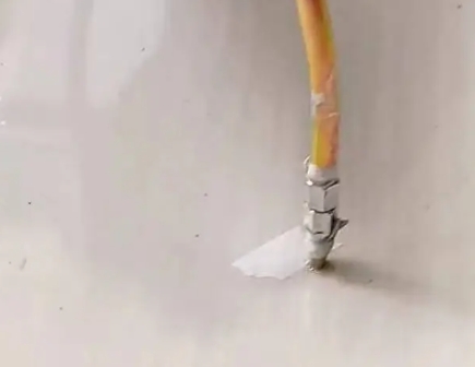 宾阳瓷砖空鼓维修公司专业解答在瓷砖铺贴过程中，如果使用的砂料过粗（如全部使用了粗砂），可能会导致以下问题