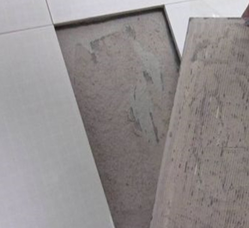 宾阳瓷砖空鼓维修公司分享瓷砖铺贴时如果打浆（即涂抹在瓷砖背面和基层上的砂浆或瓷砖胶）过少，会带来以下问题